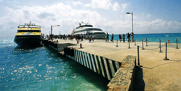 Ferry en puerto de Isla Mujeres o Cozumel