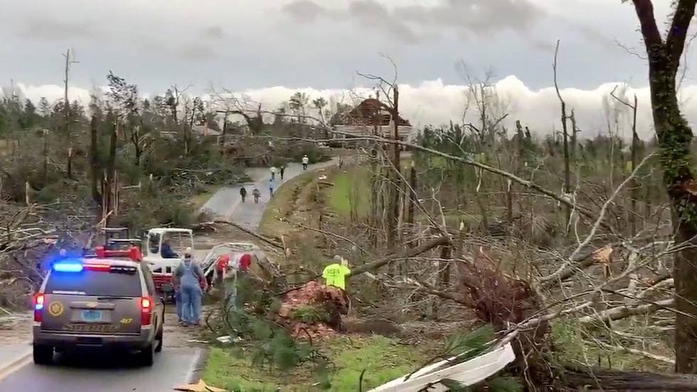 Suman 23 muertos tras el impacto de dos tornados en Alabama