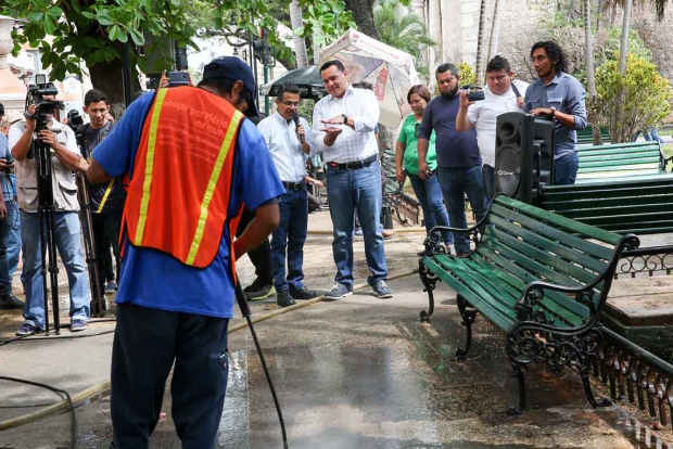 Limpieza de parques en el Centro Histórico de Mérida, una labor intensa y constante