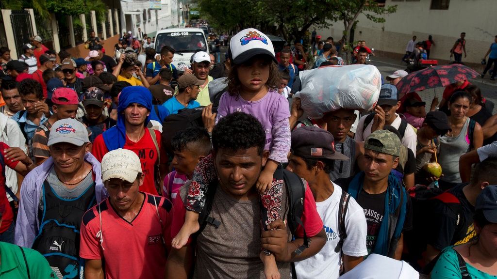 Trump amenaza a México con poner aranceles a autos si no detiene a migrantes y drogas