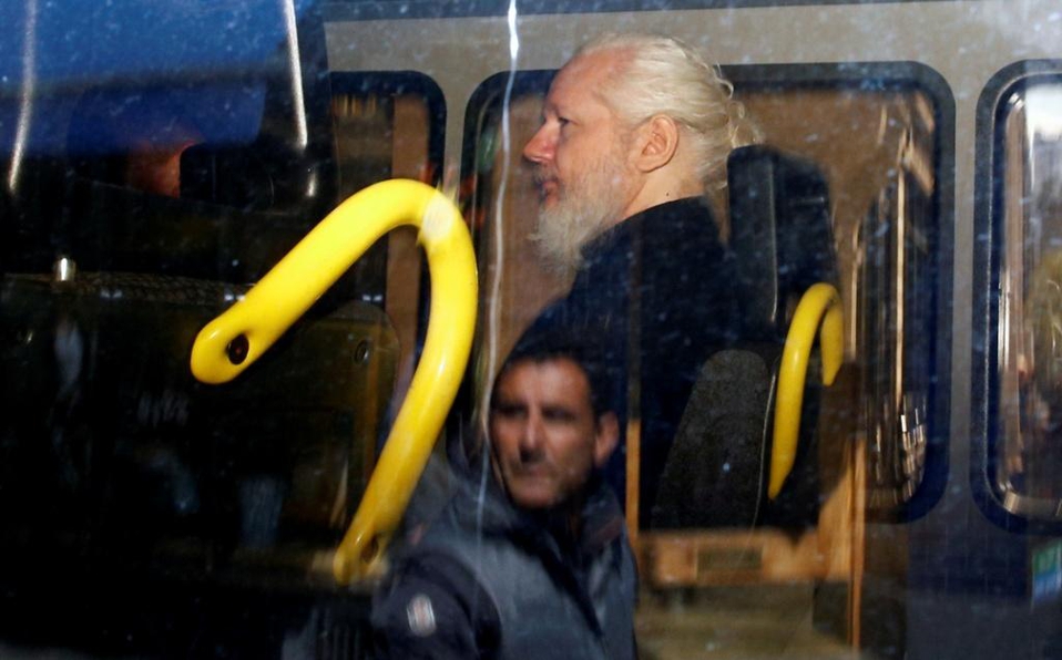 Arrestan a Julian Assange, fundador de Wikileaks; lo declaran culpable por violar libertad condicional