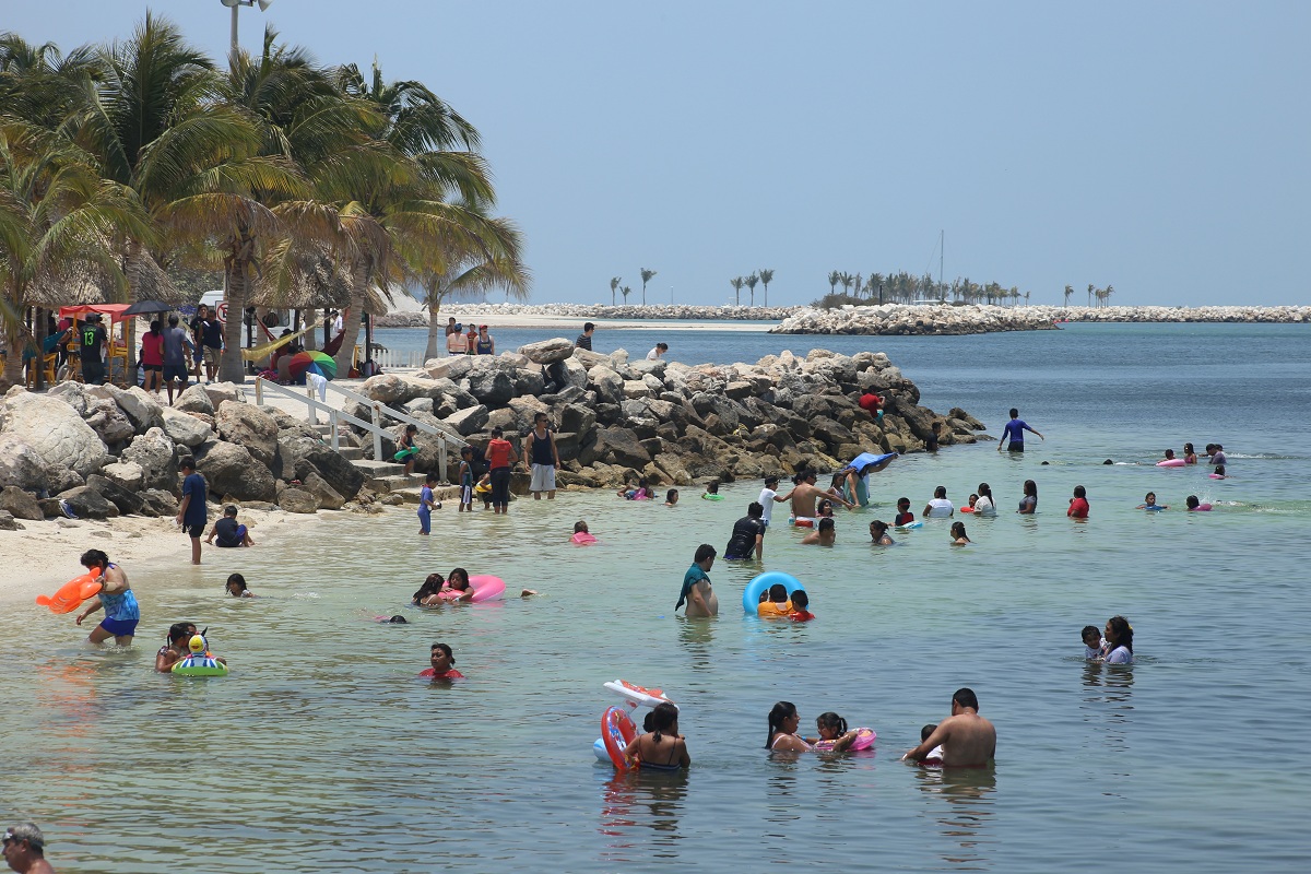 turistas abarrotan playas de campeche