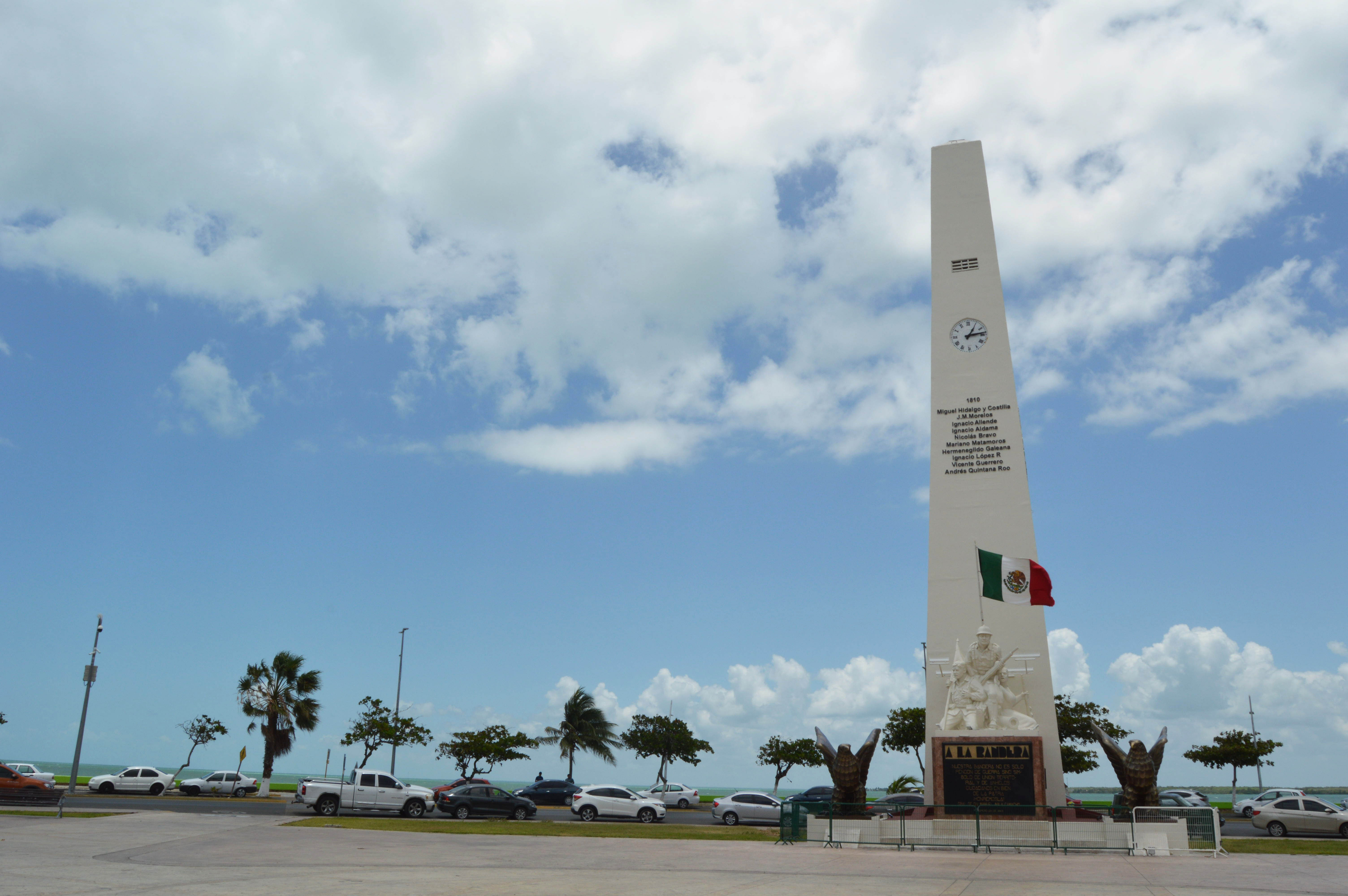 Monumento a la Bandera en el Boulevard Bahía.