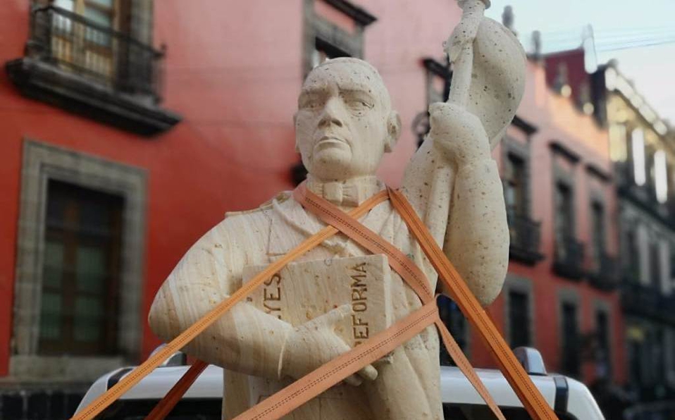 Artesanos de Oaxaca regalan estatua de Benito Juárez a AMLO en Palacio