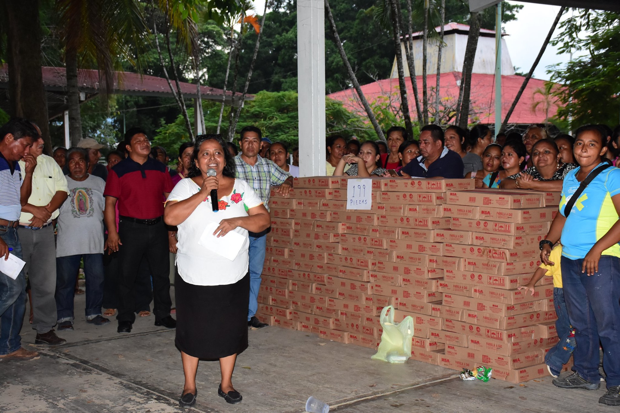 Entregan apoyos a familias de la cabecera municipal de Palenque