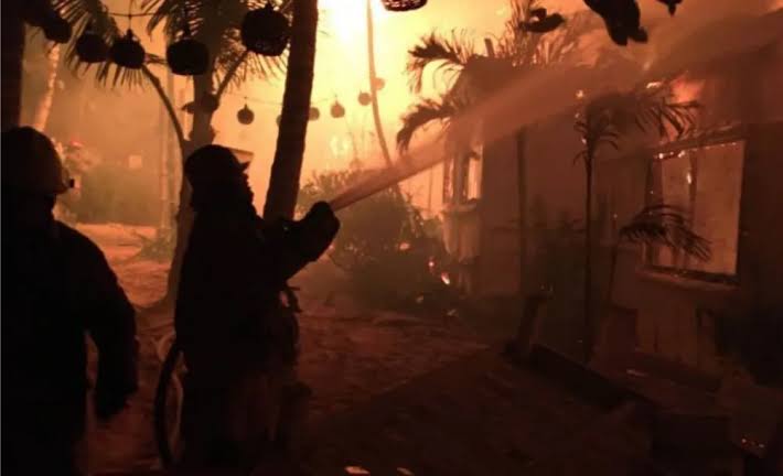 Se incendia hotel Playa Mambo en Tulum