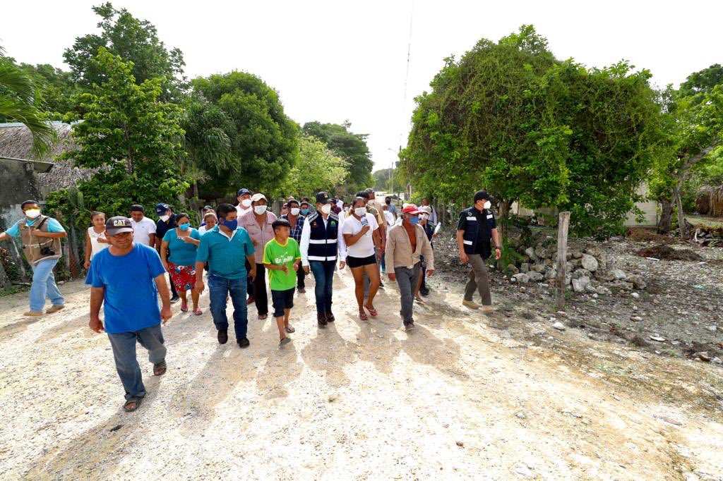 Carlos Joaquín visita comunidades de FCP tras inundaciones
