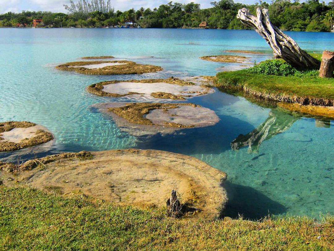 Turismo masivo está acabando con la Laguna de Bacalar