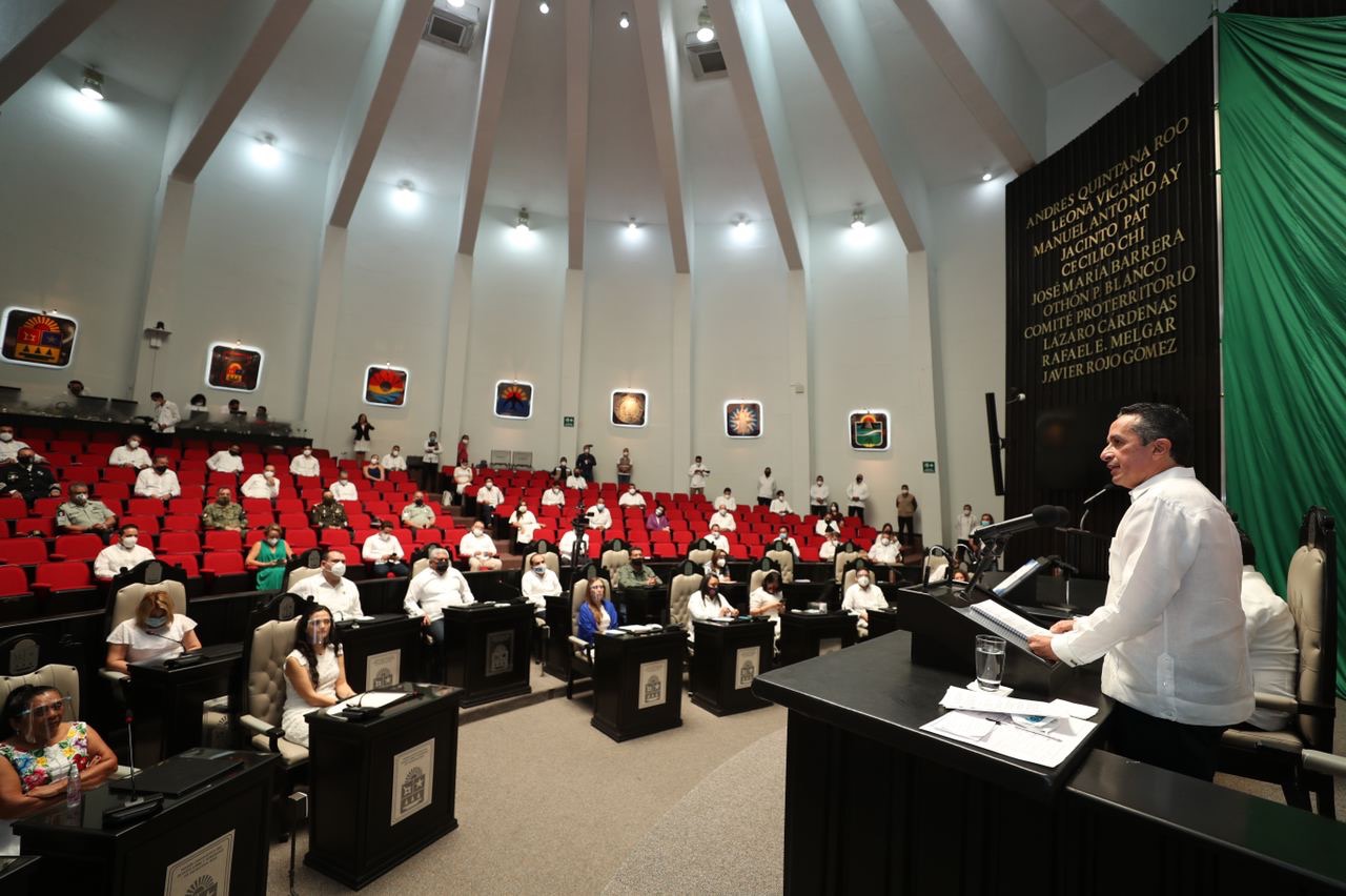 Carlos Joaquín se presentó ante el Congreso del Estado previo a informe de gobierno