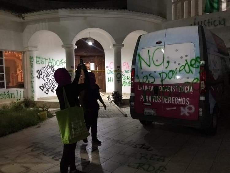 Feministas toman oficinas de la CEDH en Cancún, Tulum y Chetumal