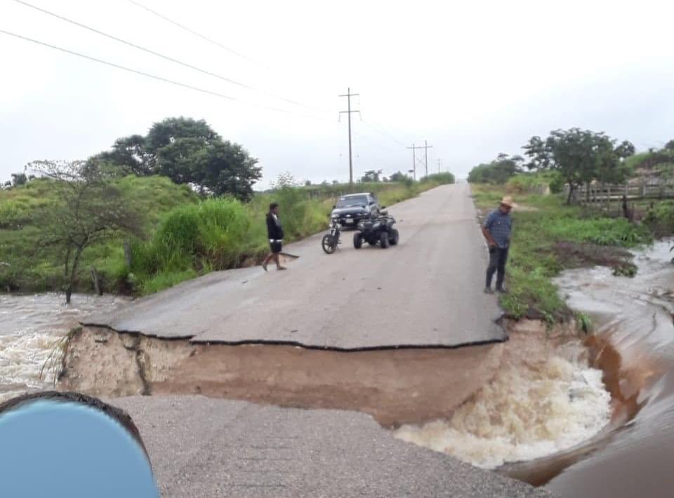 Intensas lluvias rompen carretera de Bacalar
