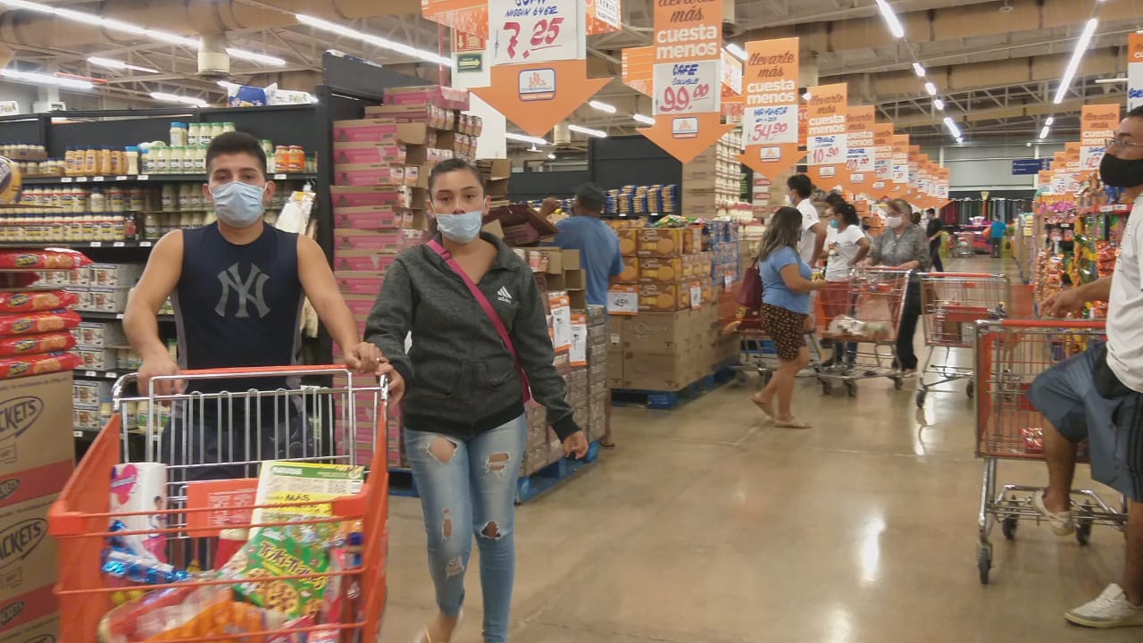 Habitantes de Cancún hacen compras de pánico por huracán Delta