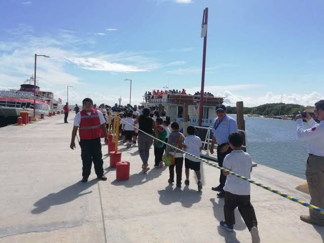 Inicia evacuación de turistas en Punta Allen