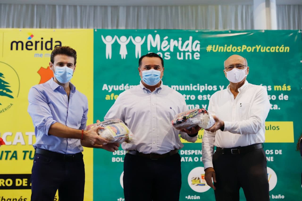 Donan paquetes alimentarios a damnificados de Mérida