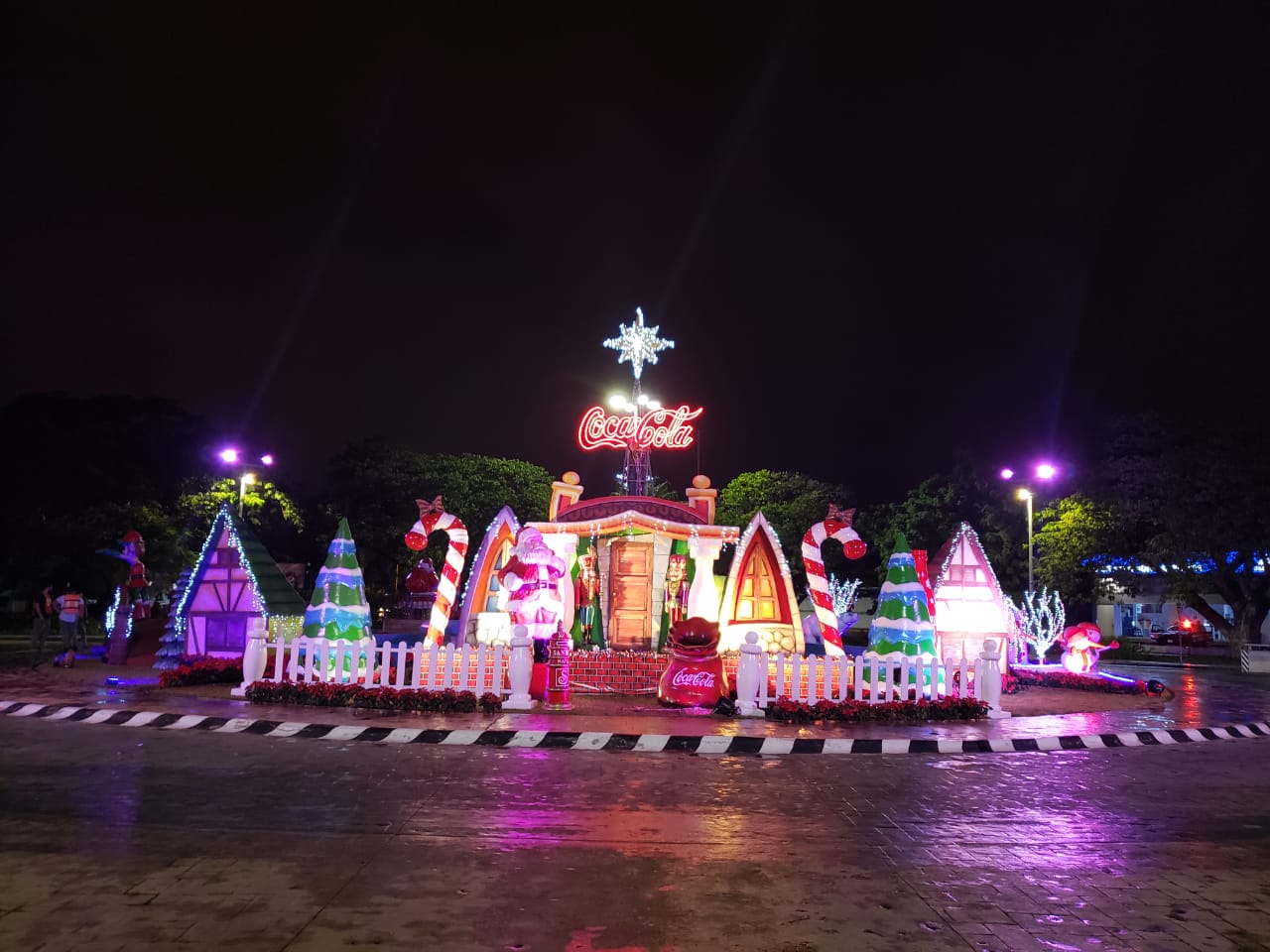 Empresas se unen al decorado navideño en Mérida