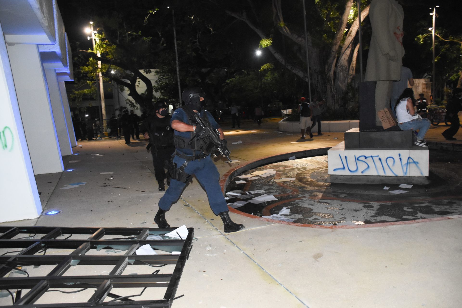 Policías dispersan a feministas de Cancún con disparos al aire