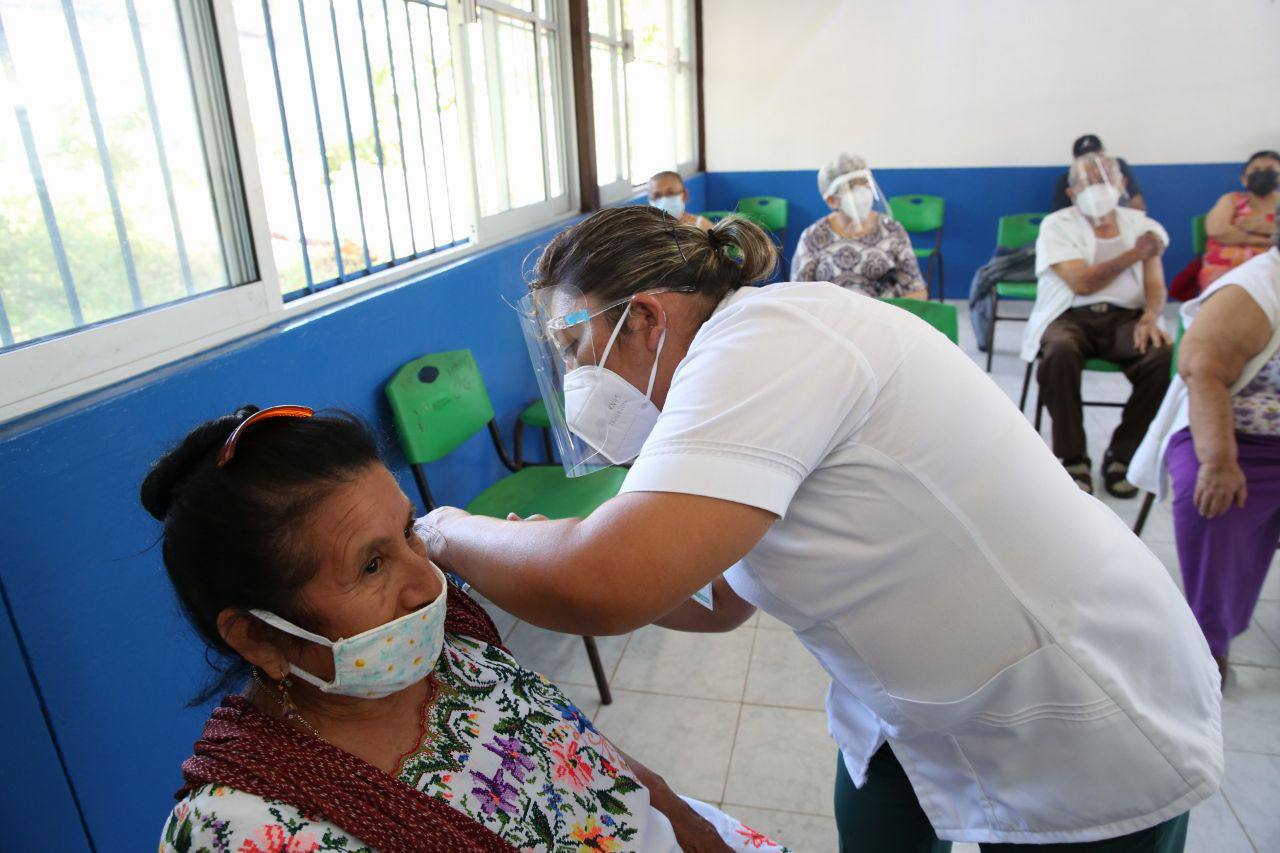 Adultos mayores de Tizimín y Maxcanú, en Yucatán, comienzan a recibir la vacuna anticovid