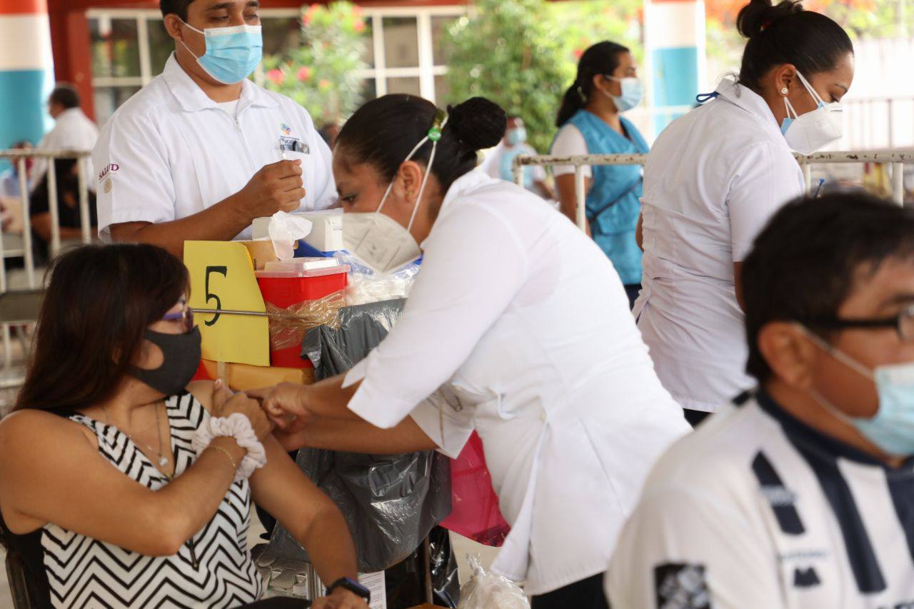 Inicia jornada de vacunación a maestros de Yucatán