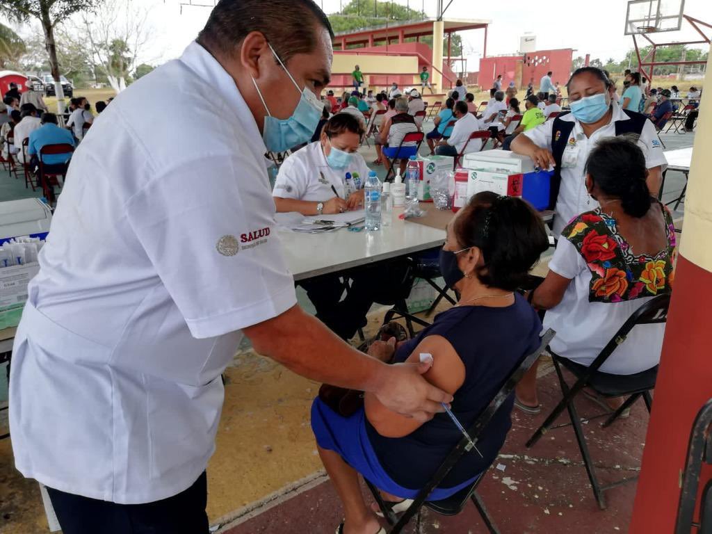 Maestros de Quintana Roo también reciben vacuna anticovid