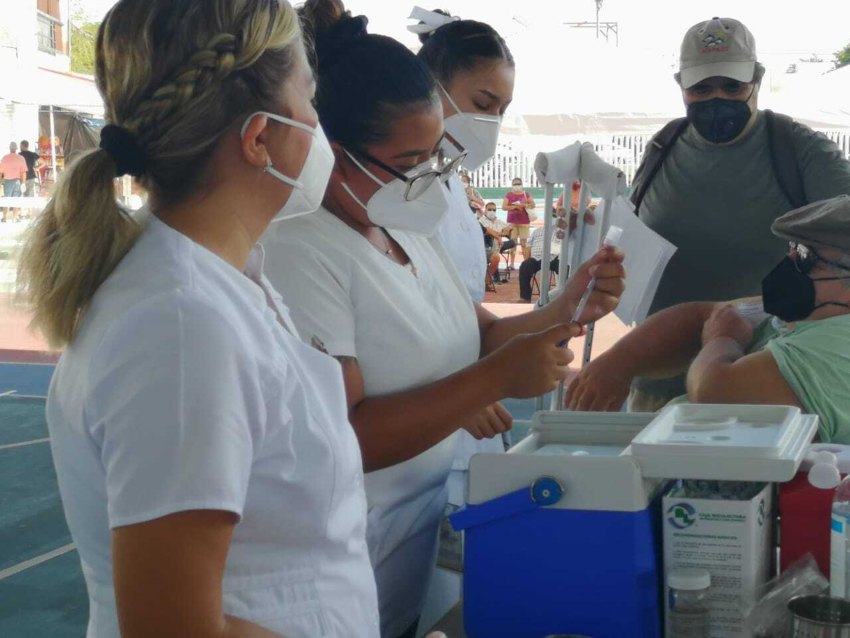 Arranca vacunación para mayores de 50 años en Quintana Roo