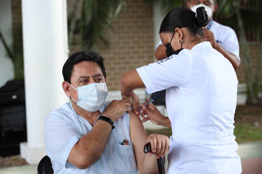 Arranca vacunación para adultos mayores de 50 años en Othón P. Blanco
