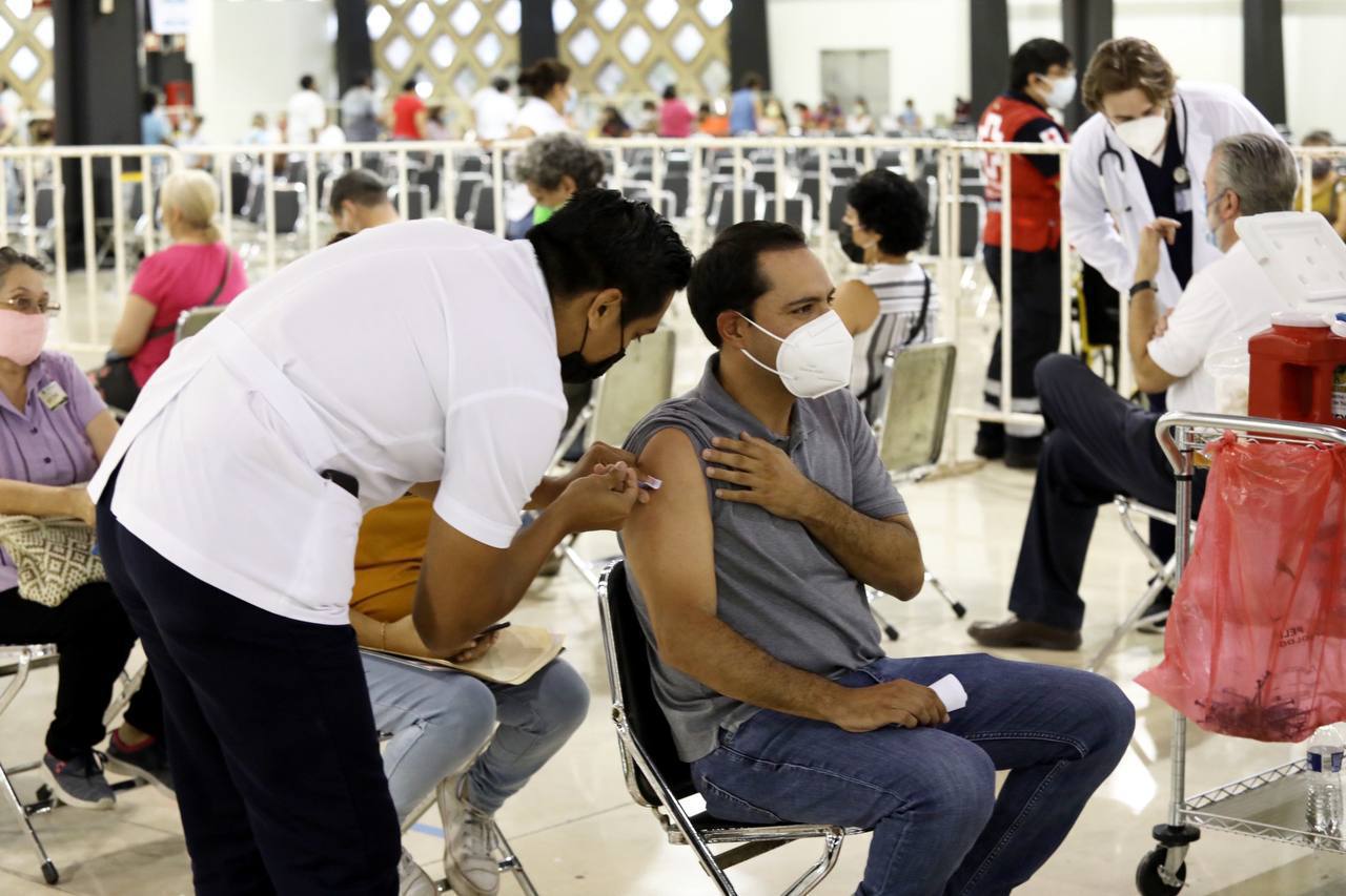 Mauricio Vila, recibe su vacuna contra Covid-19