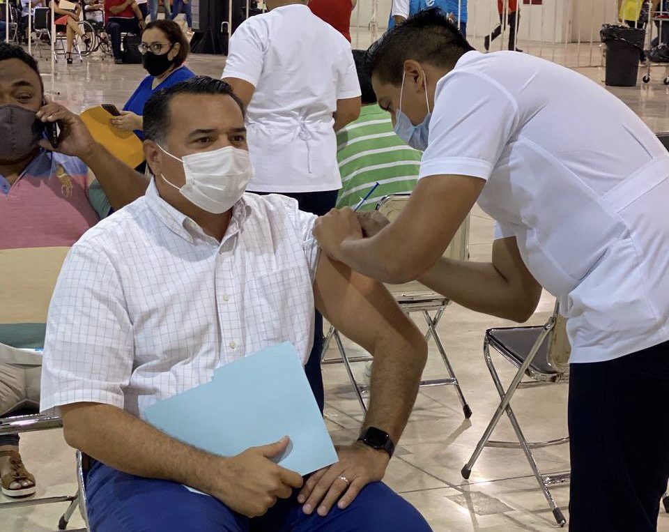 Renán Barrera se vacuna contra Covid-19