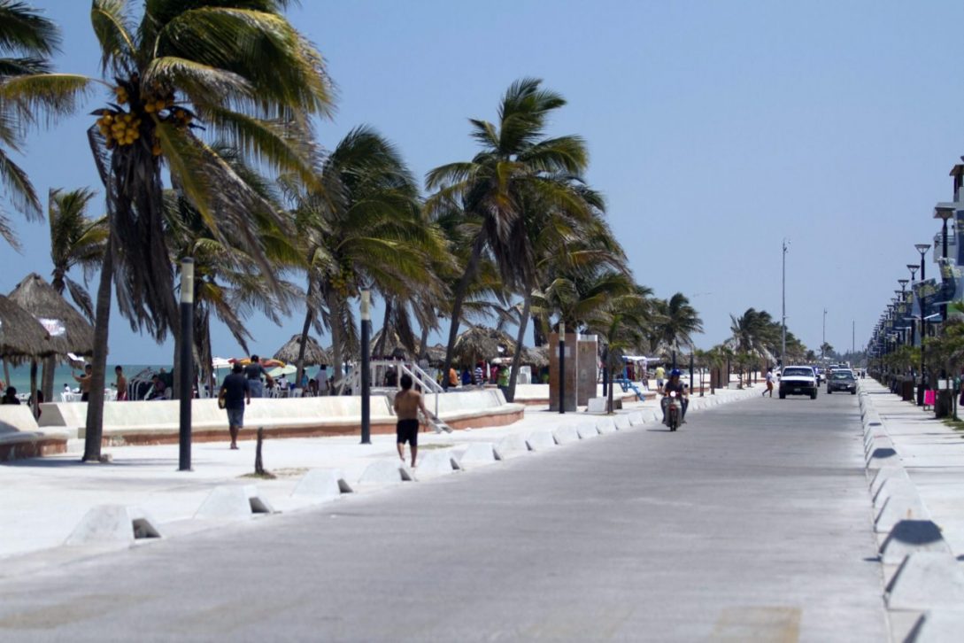 Yucatán ordena cierre de malecones de Progreso