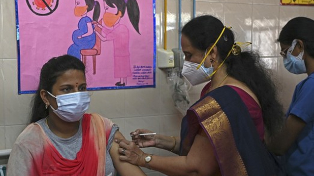 Miles de personas a reciben agua en lugar de la vacuna contra Covid-19 en India