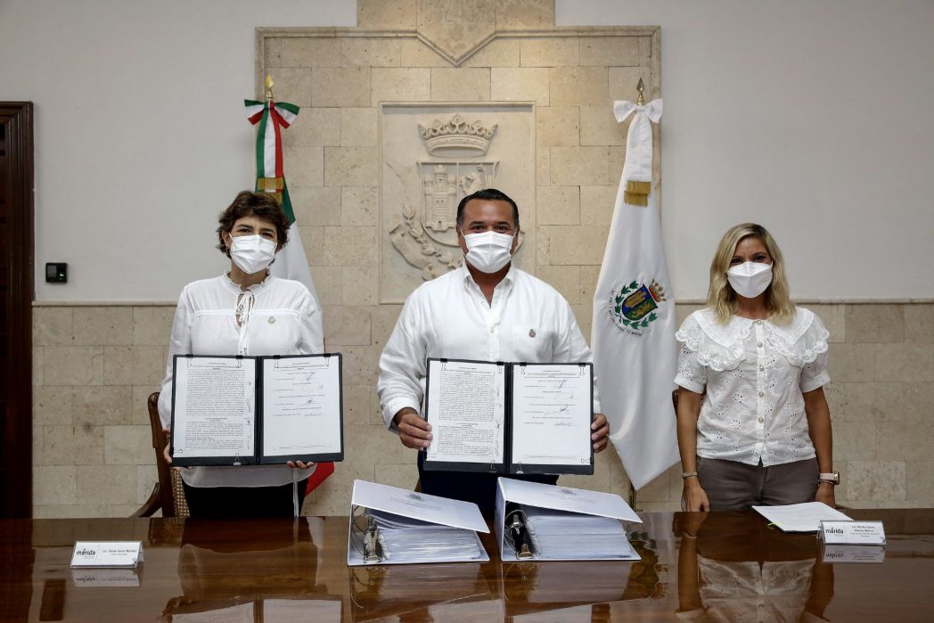 Renán Barrera firma el acta de entrega-recepción de la administración municipal