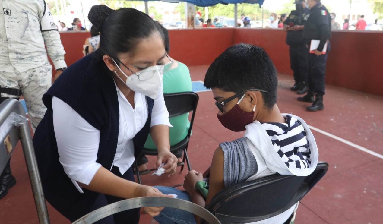 Inicia vacunación anticovid en adolescentes de 15 a 17 años de Mérida