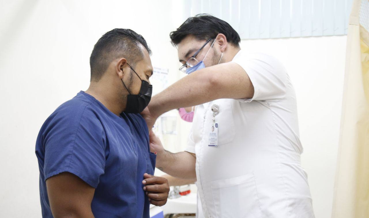Personal de salud de Yucatán comienza a recibir su refuerzo anticovid
