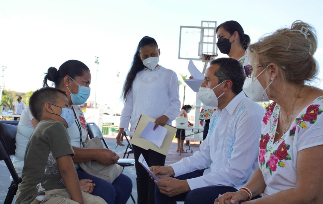 Carlos Joaquín atiende personalmente a familias de Cancún a través de mesas de trabajo2