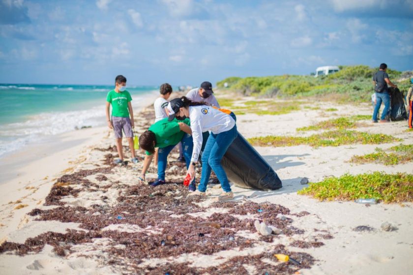 Realizan jornada de limpia en playas de Punta Sur