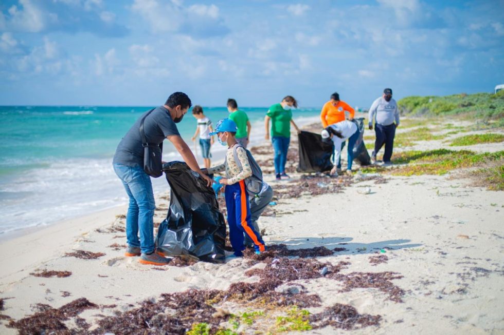 Realizan jornada de limpia en playas de Punta Sur