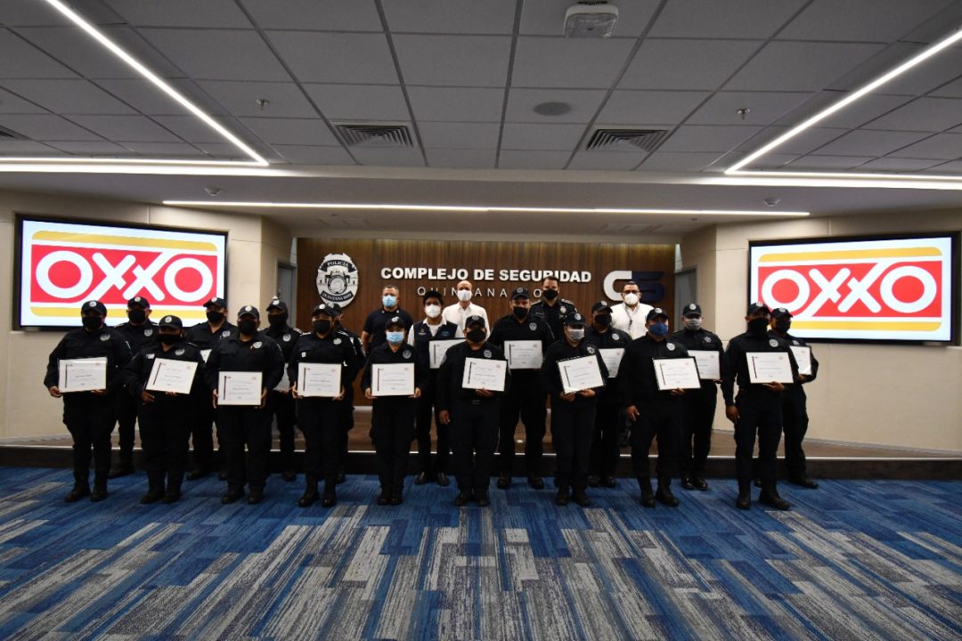 Grupo OXXO reconoce a policías de Quintana Roo