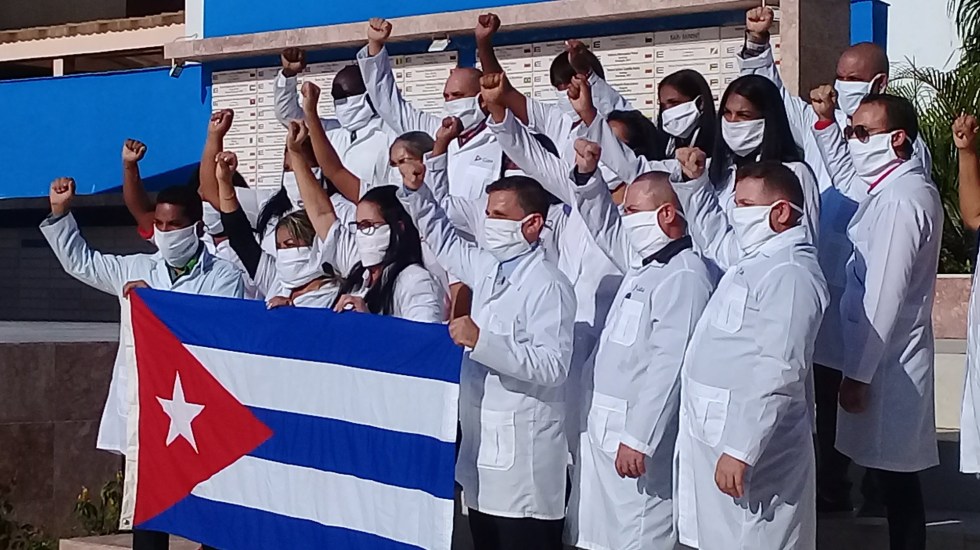 Anuncia AMLO contratación de 500 médicos cubanos