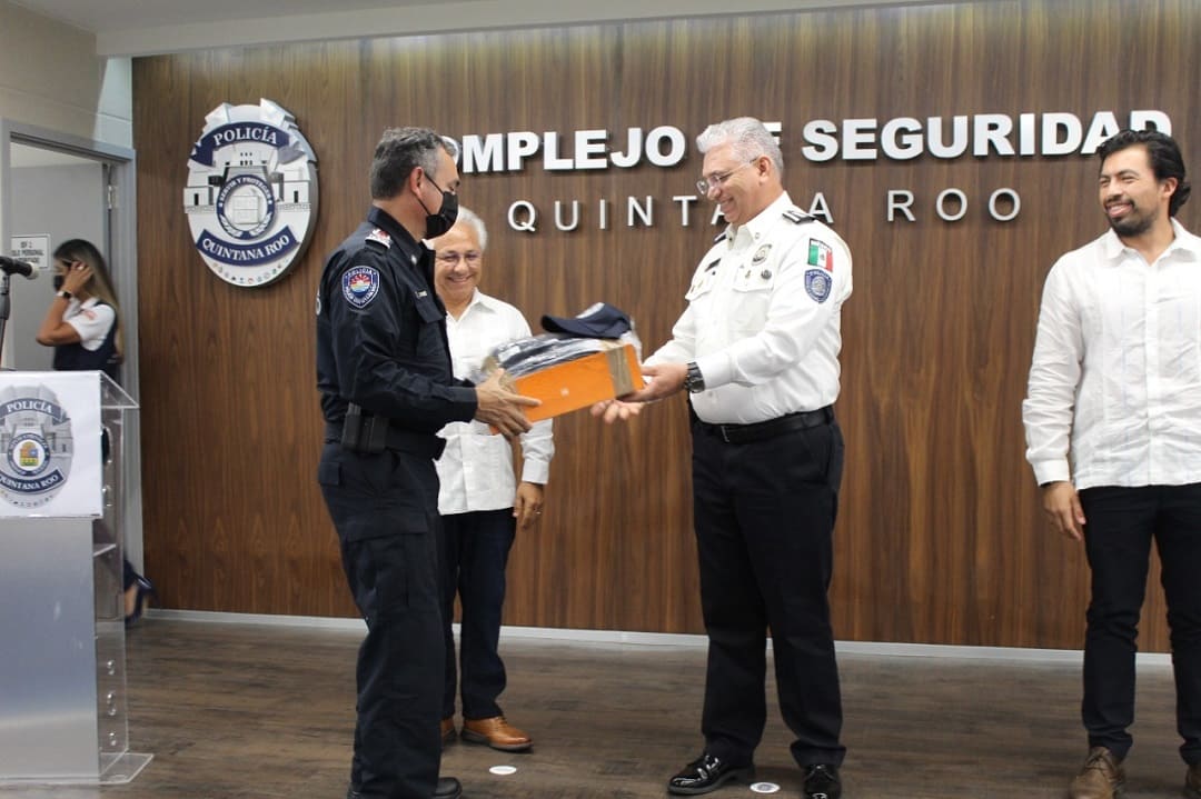 Entregan uniformes a policías de los 11 municipios de Quintana Roo