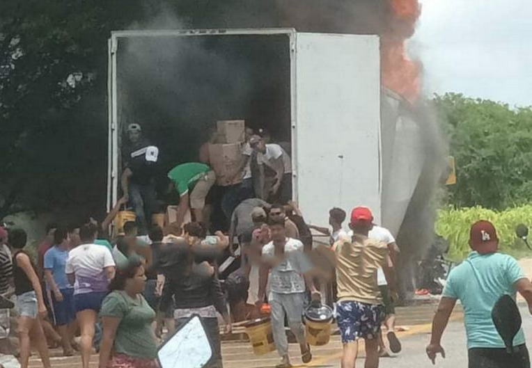Fuego no impide saqueo a tráiler en carretera de Campeche