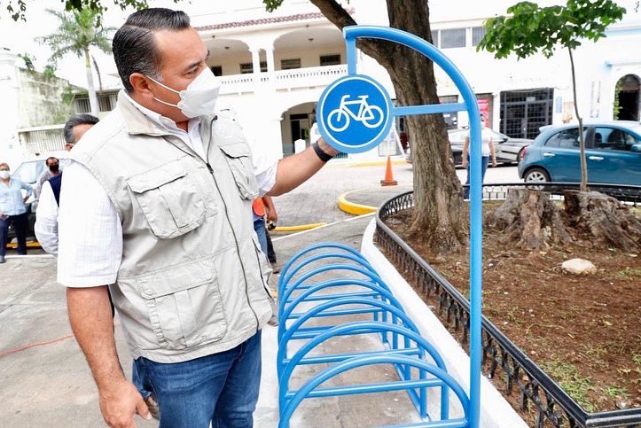 Renán Barrera supervisa la instalación de bicipuertos en Mérida