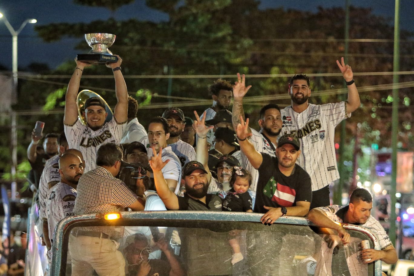 Con multitudinario desfile, Leones de Yucatán celebran campeonato - El Maya