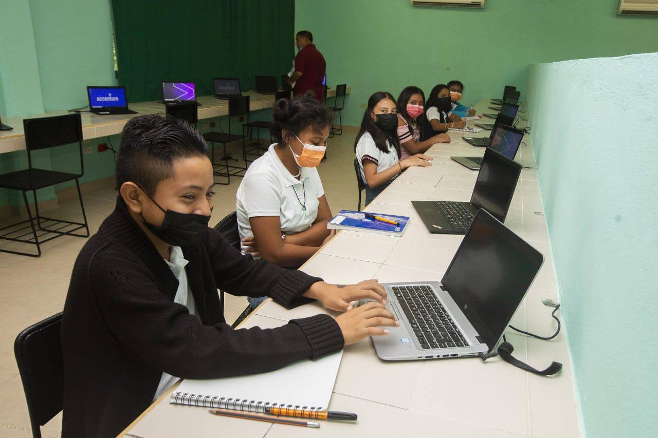 Estudiantes de Espita reciben laptops para impulsar sus conocimientos