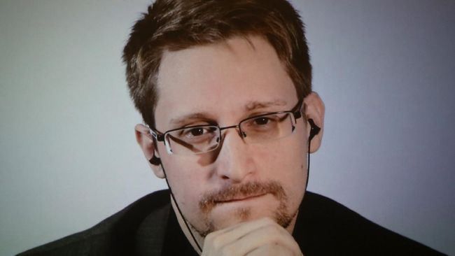 Vladimir Putin otorga la ciudadanía rusa a Edward Snowden