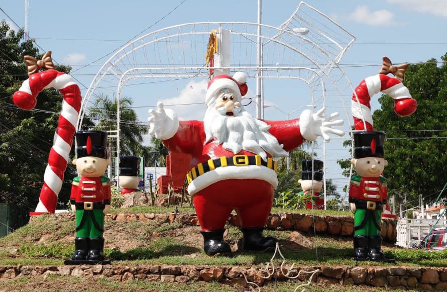 Ayuntamiento de Mérida alista la decoración navideña