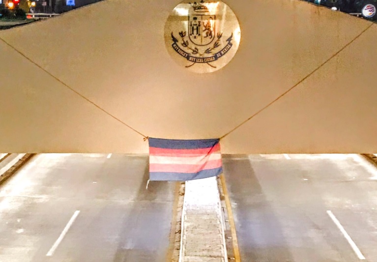 Cuelgan banderas trans en Mérida