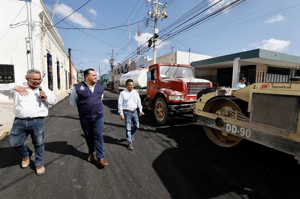 Renán Barrera supervisa los trabajos de repavimentación en el centro de Mérida
