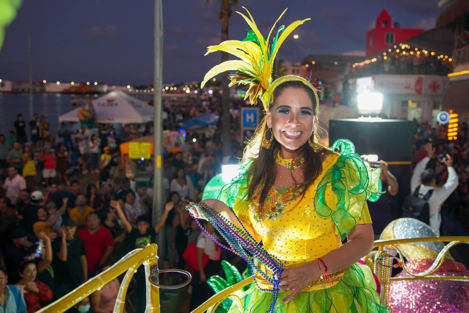 Mara Lezama vive la alegría del Carnaval de Cozumel