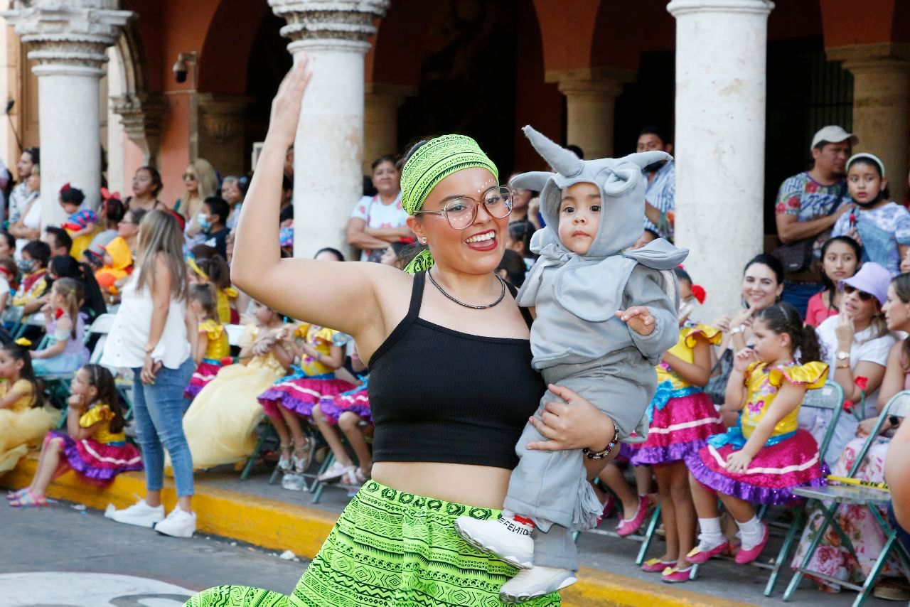 Realizan el tradicional desfile infantil del Carnaval de Mérida