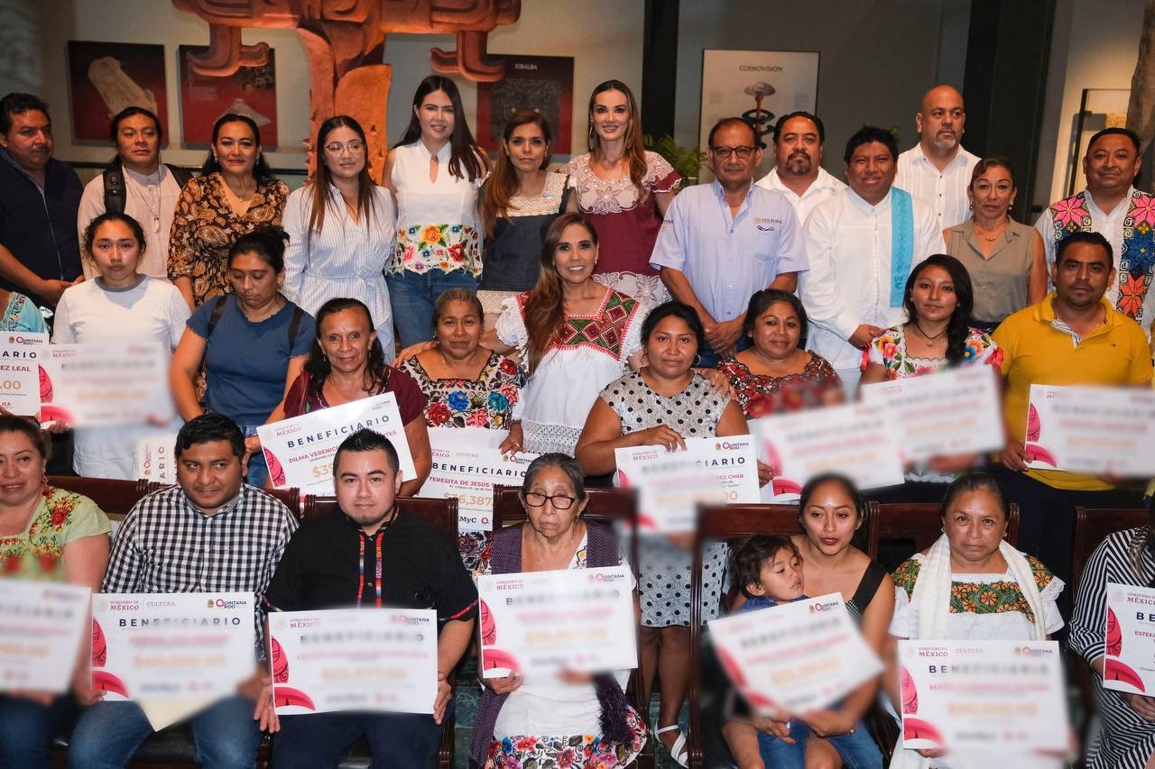 Mara Lezama entrega apoyos a proyectos culturales con raíces maya