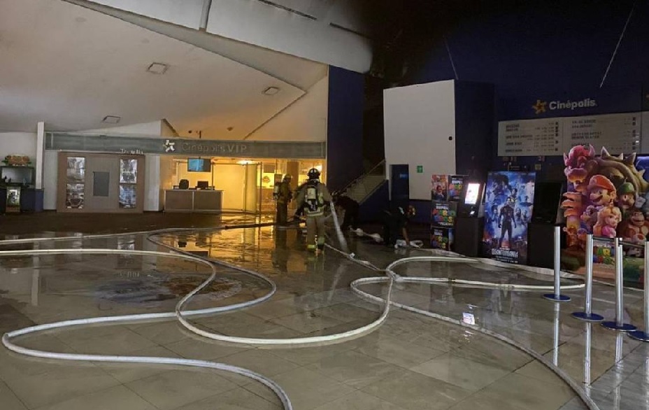 Se incendian salas de cine en plaza de Mérida